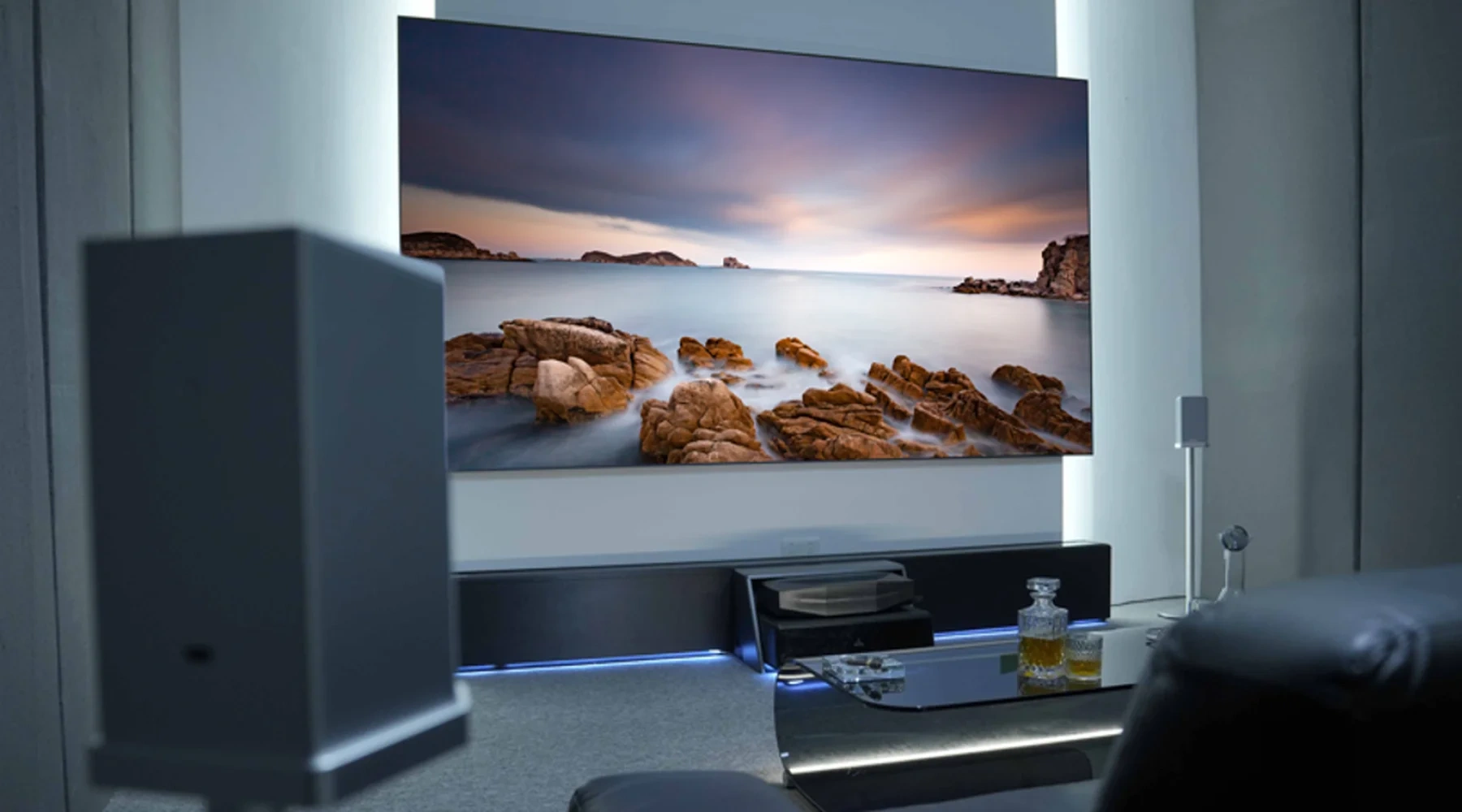 一人暮らしの部屋で楽しむホームシアター用プロジェクターの設置イメージ