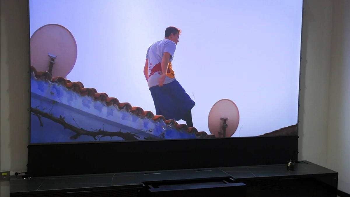 白い壁に投影されたプロジェクターの大画面映像